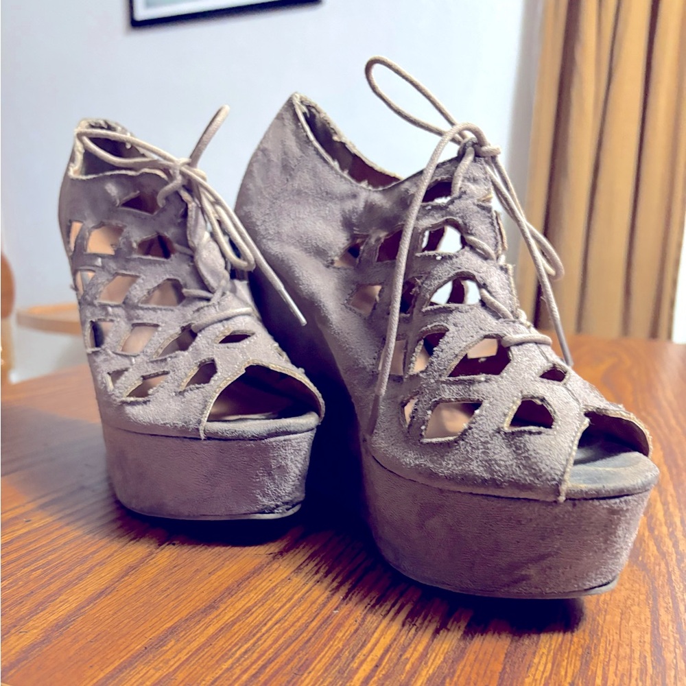 Charolette russe size 9 wedges